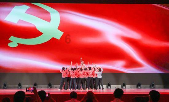 《爱情公寓1》为了能够得到漂亮老师的介绍方式子乔答应了一菲什么呢？游戏画面
